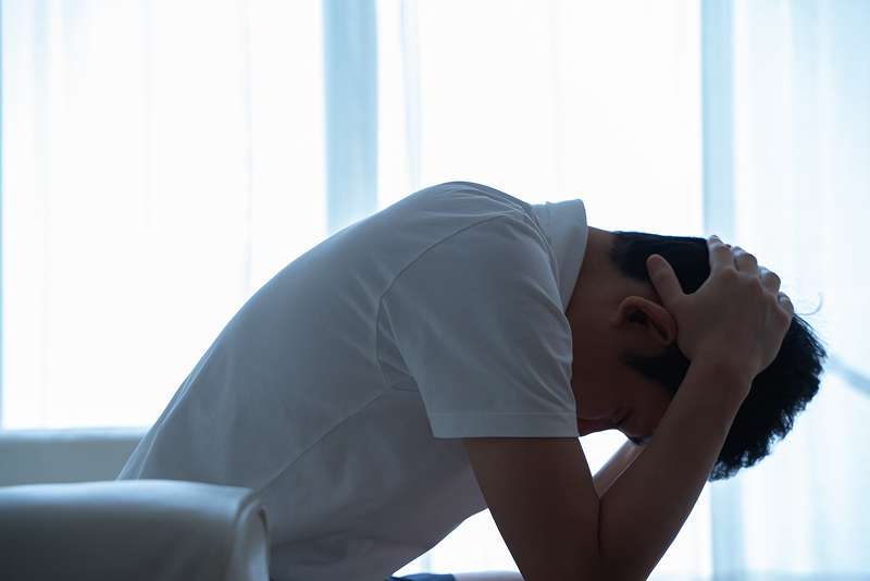 トラブルに悩む男性