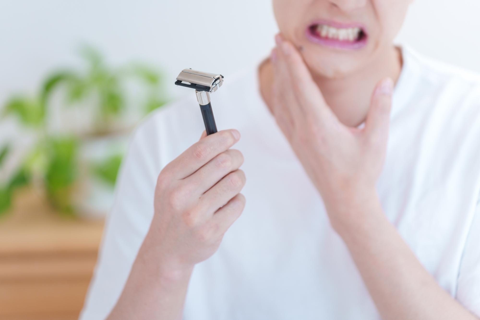 頬のヒゲ剃りは慎重に