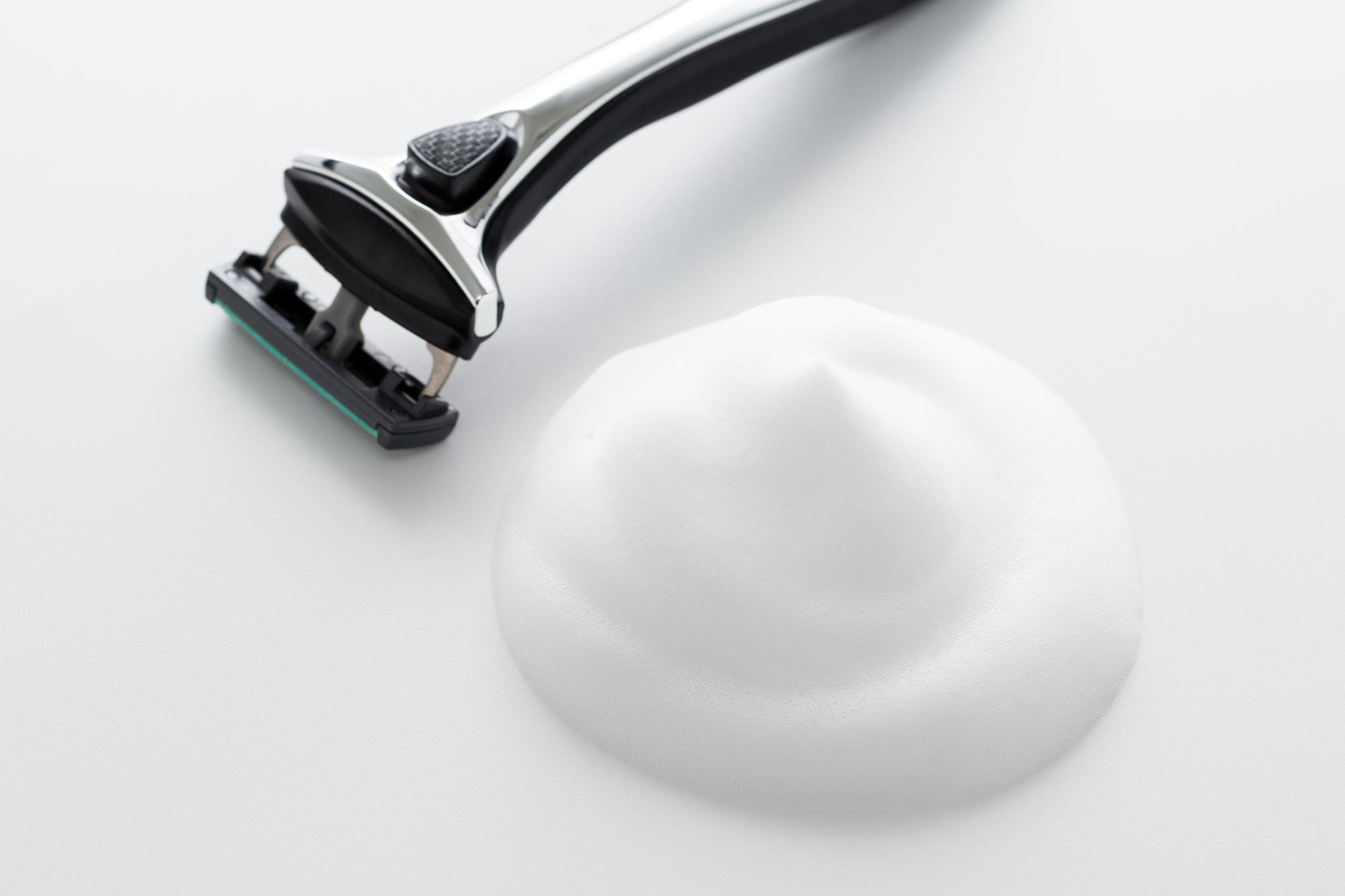 カミソリとシェービングフォーム