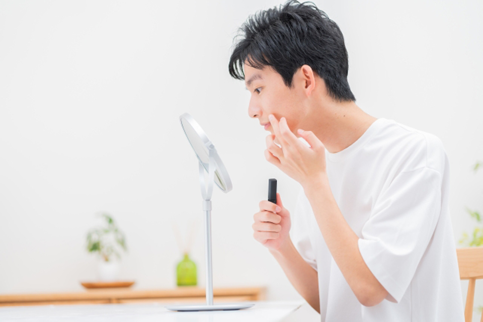 メンズコンシーラーを使用する男性