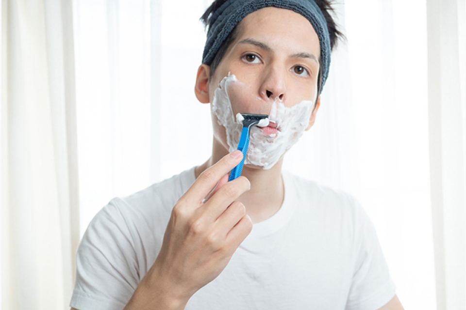 シェービングをする男性