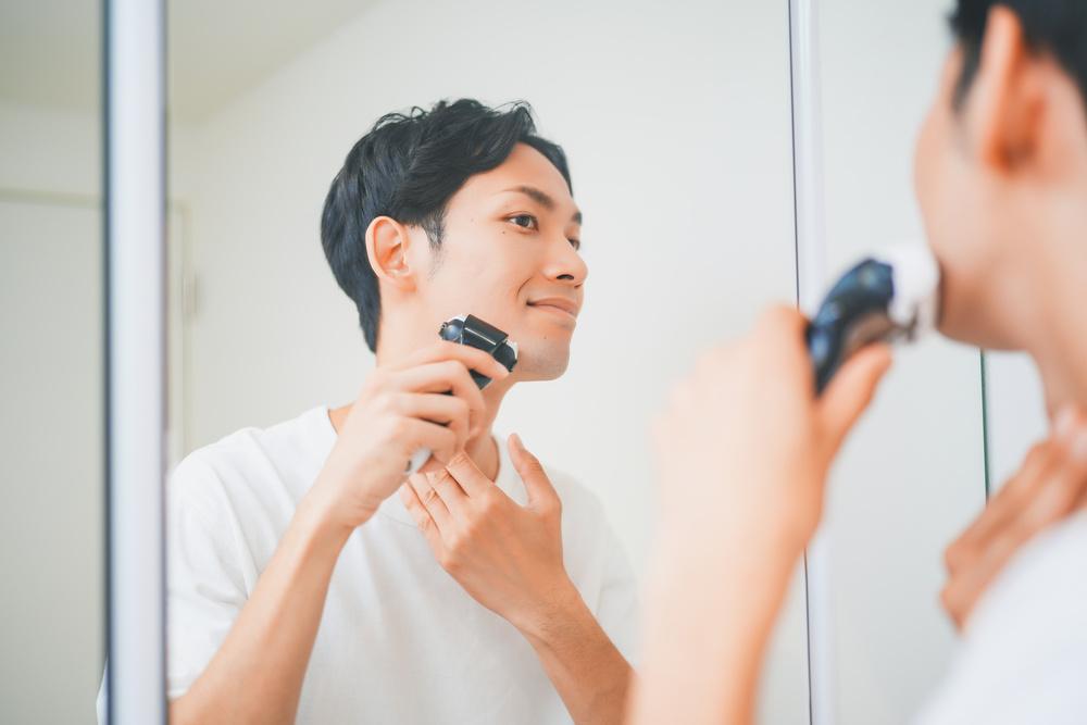 電気シェーバーで丁寧に剃る