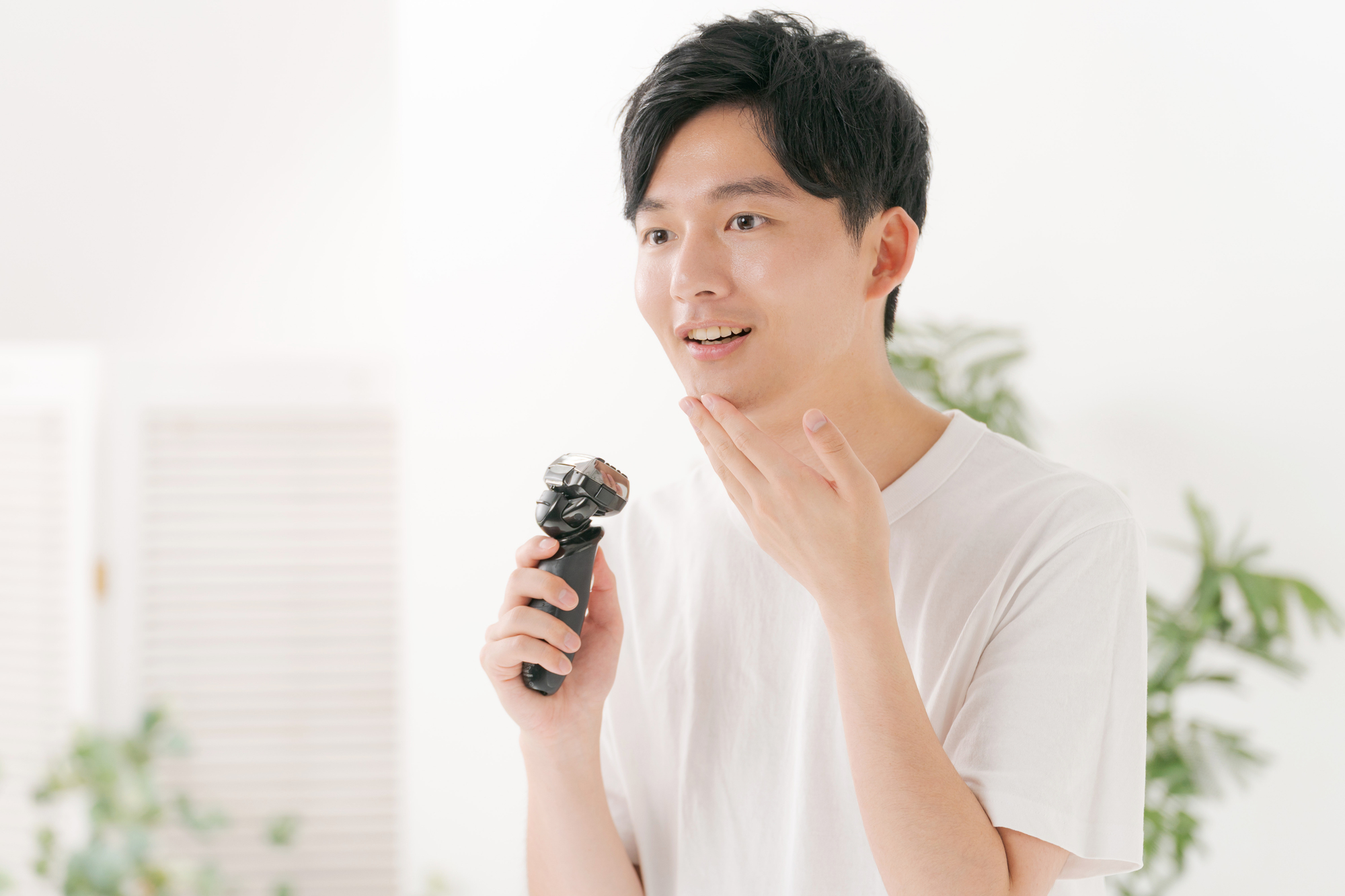 ヒゲの手入れをしている男性