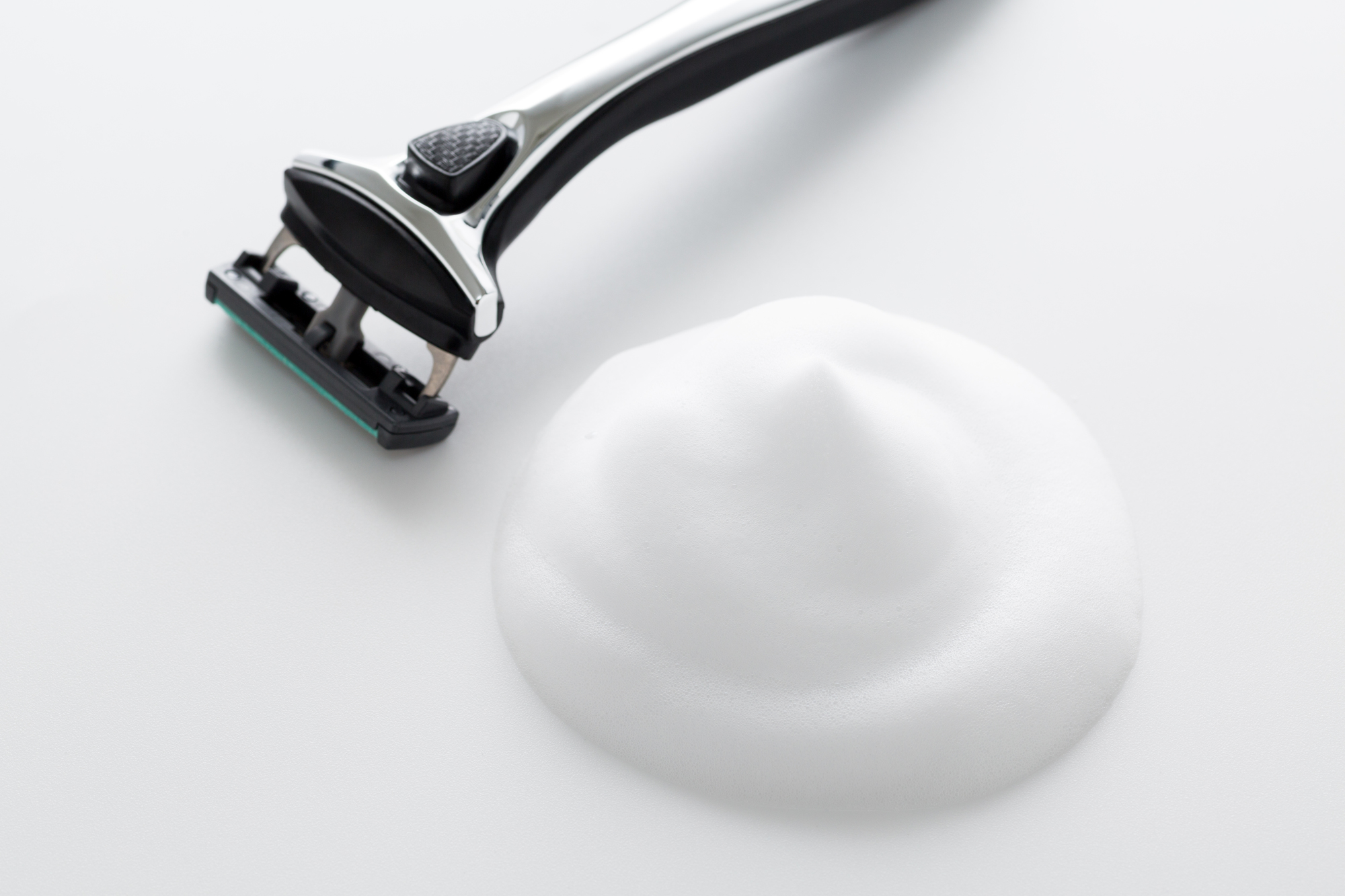 T字カミソリと泡