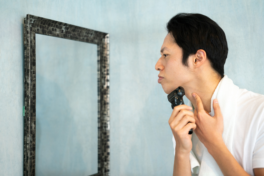 丁寧にヒゲを剃る