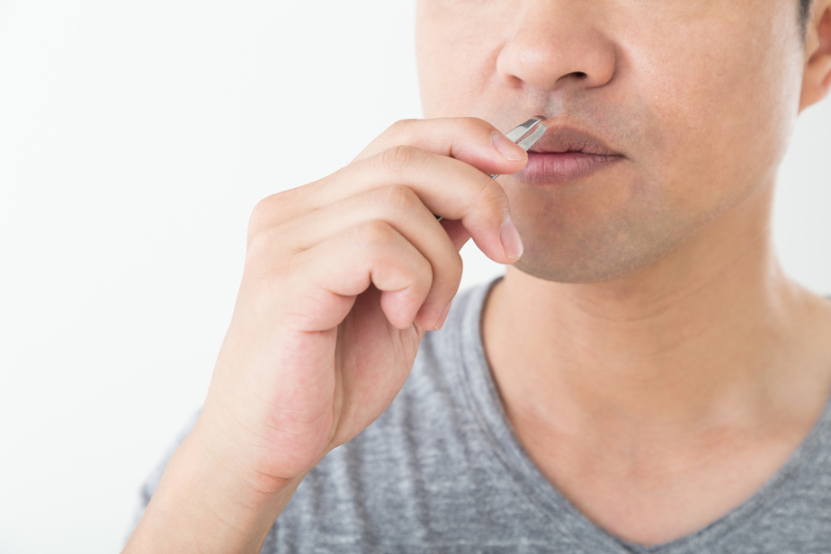 毛抜きで無理にヒゲを抜かない