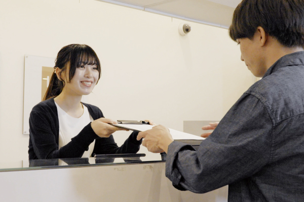 問診票をお渡しする様子