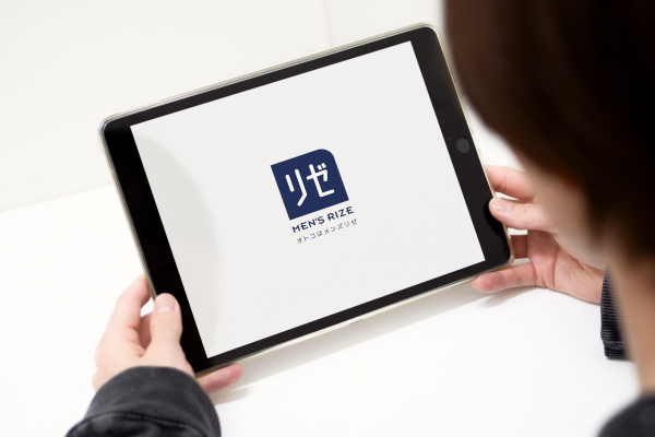 サービス説明動画を視聴する様子