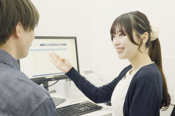 コンシェルジュがサービスの説明をする様子