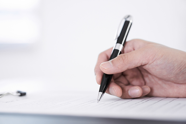 契約書に記入する様子