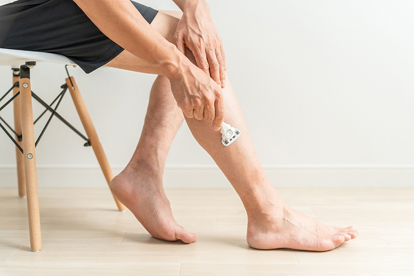 事前に剃毛する様子